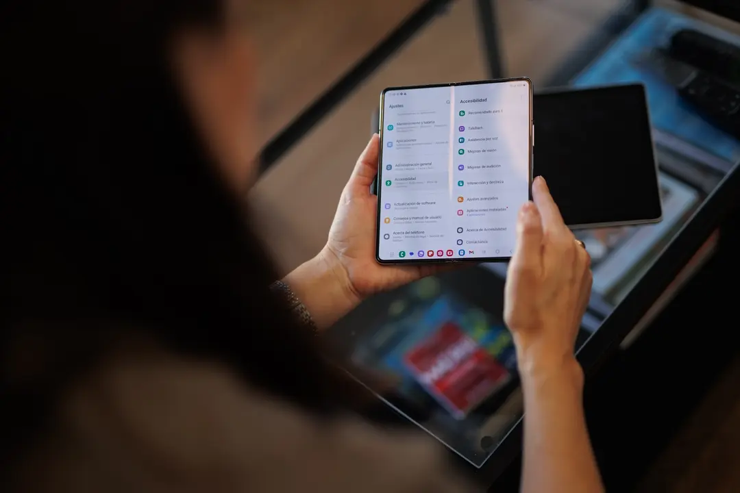 Una persona muestra las opciones de accesibilidad de un tel&eacute;fono m&oacute;vil durante un encuentro con personas con discapacidad visual y auditiva. EP