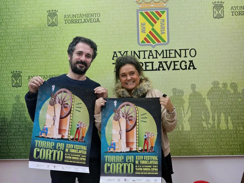 La concejala de Cultura, Esther V&eacute;lez, y Samuel Rodr&iacute;guez, en la presentaci&oacute;n del festival 'Torre en Corto'. / Alerta