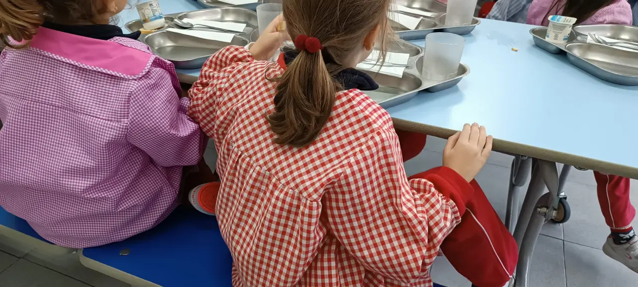 Dos ni&ntilde;as de espalda. / Alerta