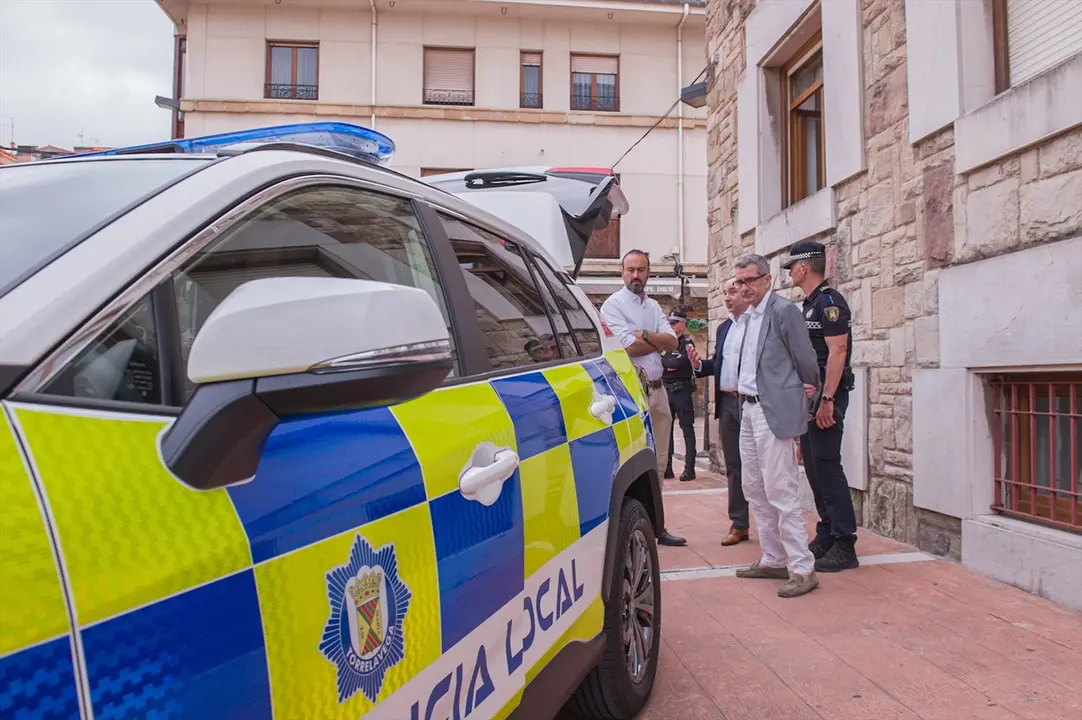 Vista de un coche de la Polic&iacute;a Local de Torrelavega. / Alerta