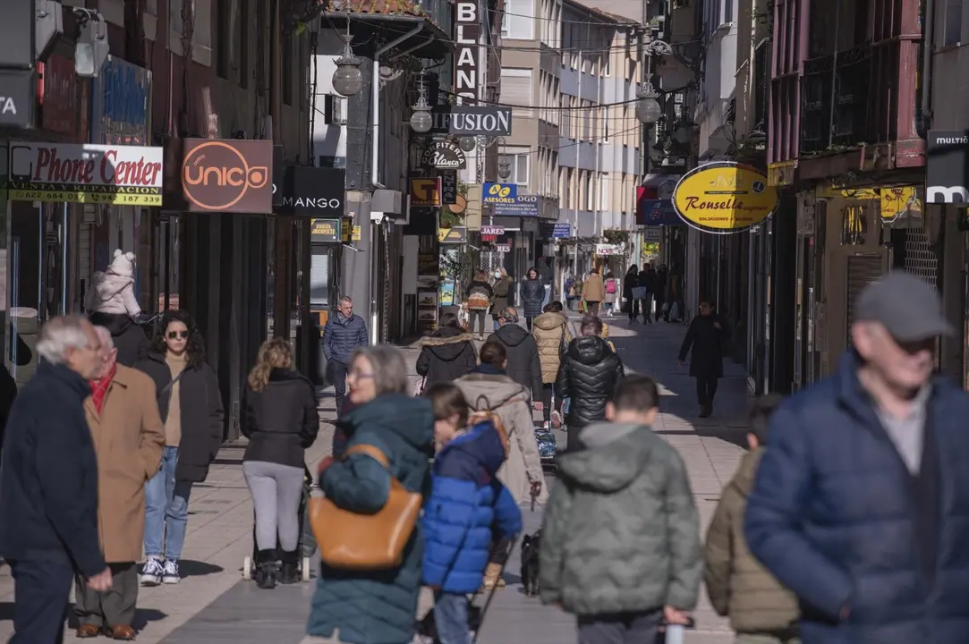 Gente paseando junto a comercios de Torrelavega. / Alerta
