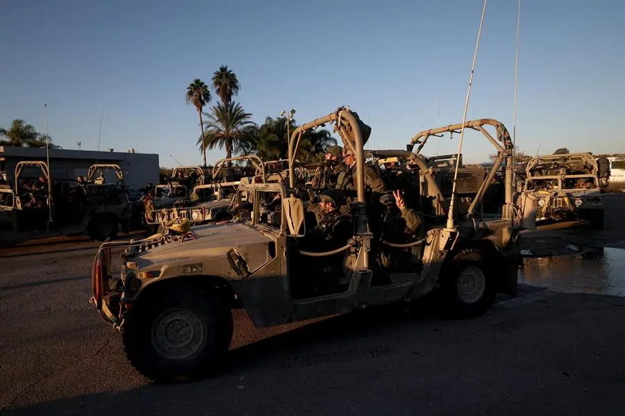 Soldados israel&iacute;es en veh&iacute;culos militares. EFE / ATEF SAFADI