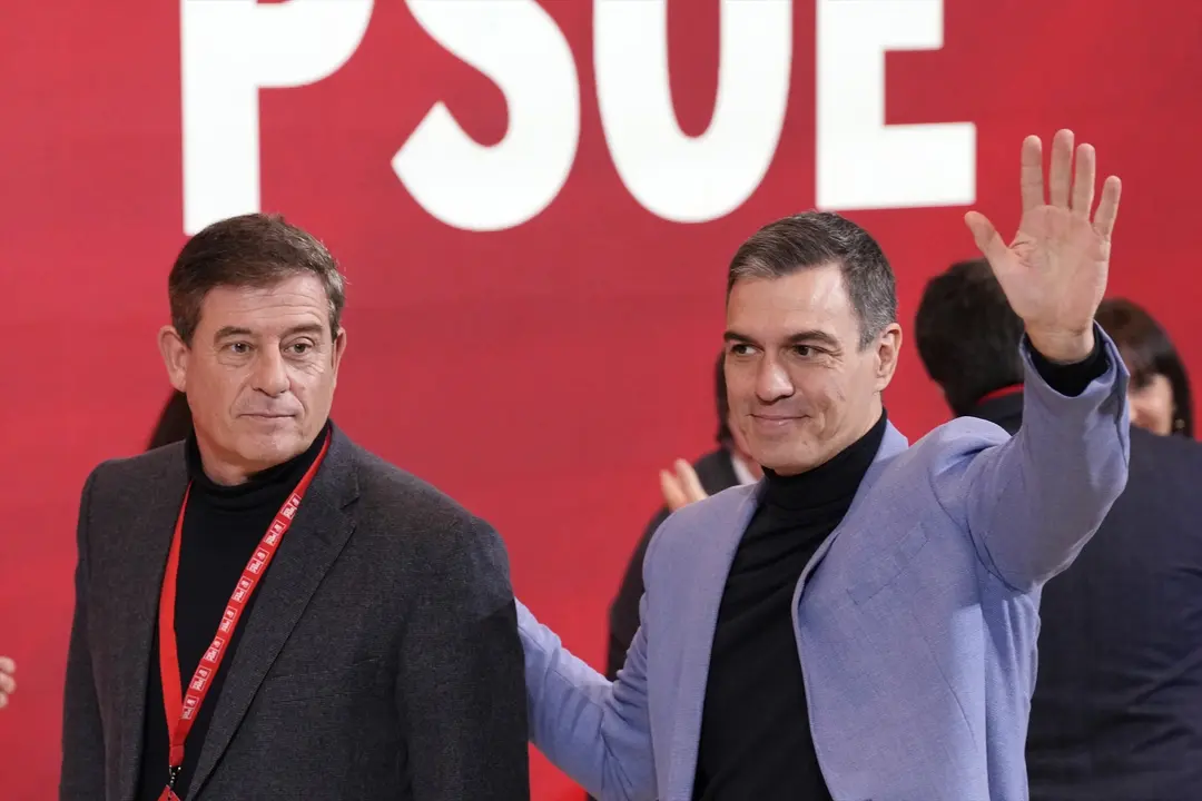 El diputado del PSOE y candidato a las primarias del PSdeG para elegir el candidato a la Xunta, Xos&eacute; Ram&oacute;n G&oacute;mez Besteiro (i), y el secretario general del PSOE y presidente del Gobierno, Pedro S&aacute;nchez (d). EP / &Aacute;lvaro Ballesteros