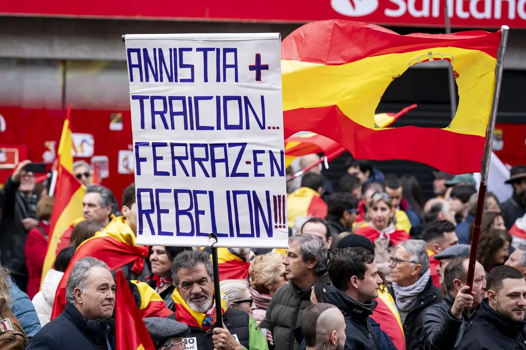 Un cartel en el que se lee: 'Amnist&iacute;a, Traici&oacute;n, Ferraz en rebeli&oacute;n, durante una concentraci&oacute;n frente a las sede del PSOE de la calle Ferraz. EP / A. P&eacute;rez Meca / Archivo