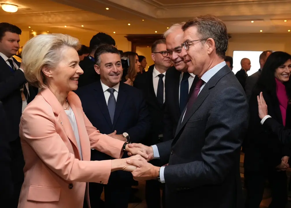 El l&iacute;der del PP, Alberto N&uacute;&ntilde;ez Feij&oacute;o, saluda a la presidenta de la Comisi&oacute;n Europea, Ursula von der Leyen, en Bruselas. / Alerta