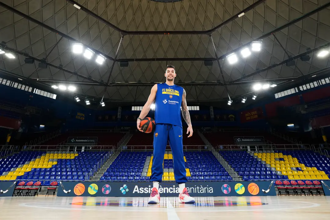 El p&iacute;vot del Bar&ccedil;a Willy Hernang&oacute;mez afirm&oacute; que aspira a convertirse como azulgrana en un jugador "mucho mejor que el del Eurobasket" de 2022. / Alejandro Garc&iacute;a