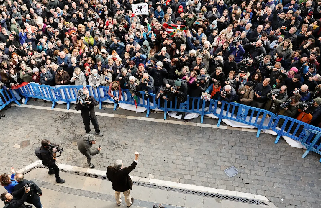 El diputado de EH Bildu, Joseba Asiron sale del consistorio como nuevo alcalde de Pamplona tras la moci&oacute;n de censura en el Ayuntamiento de Pamplona, este jueves. La primera moci&oacute;n de censura de la historia democr&aacute;tica del Ayuntamiento de Pamplona despojar&aacute; de la alcald&iacute;a a UPN y dar&aacute; paso a un gobierno local liderado por EH Bildu con el apoyo de PSN, Geroa Bai y Contigo-Zurekin. EFE/Villar L&oacute;pez