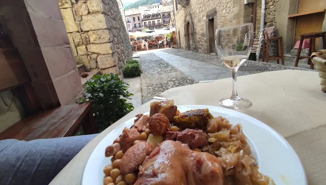 Una cliente disfruta de un plato en Mes&oacute;n La Torre.