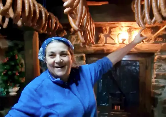 Mari Jos&eacute; Llorente muestra los chorizos elaborados artesanalmente en Pembes, Cantabria.