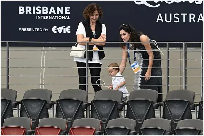 El peque&ntilde;o Rafa, junto a Mery, en las gradas de Brisbane. EFE