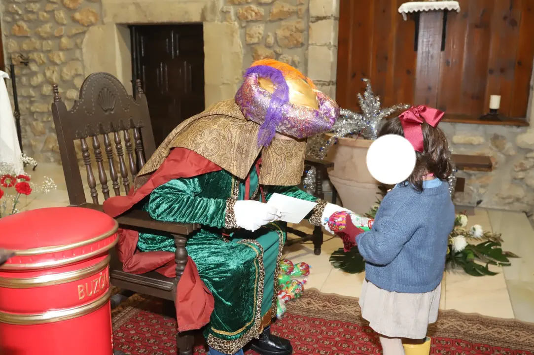 Los Pajes Reales recogiendo las cartas a los m&aacute;s peques.