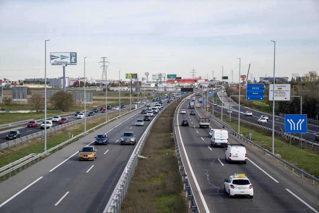 Varios coches circulan por la autov&iacute;a A5. EP / A. P&eacute;rez Meca