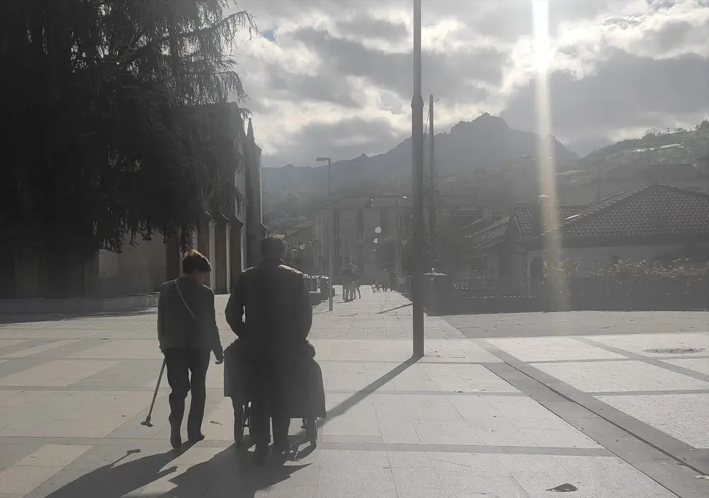 Personas mayores en una calle. /EP