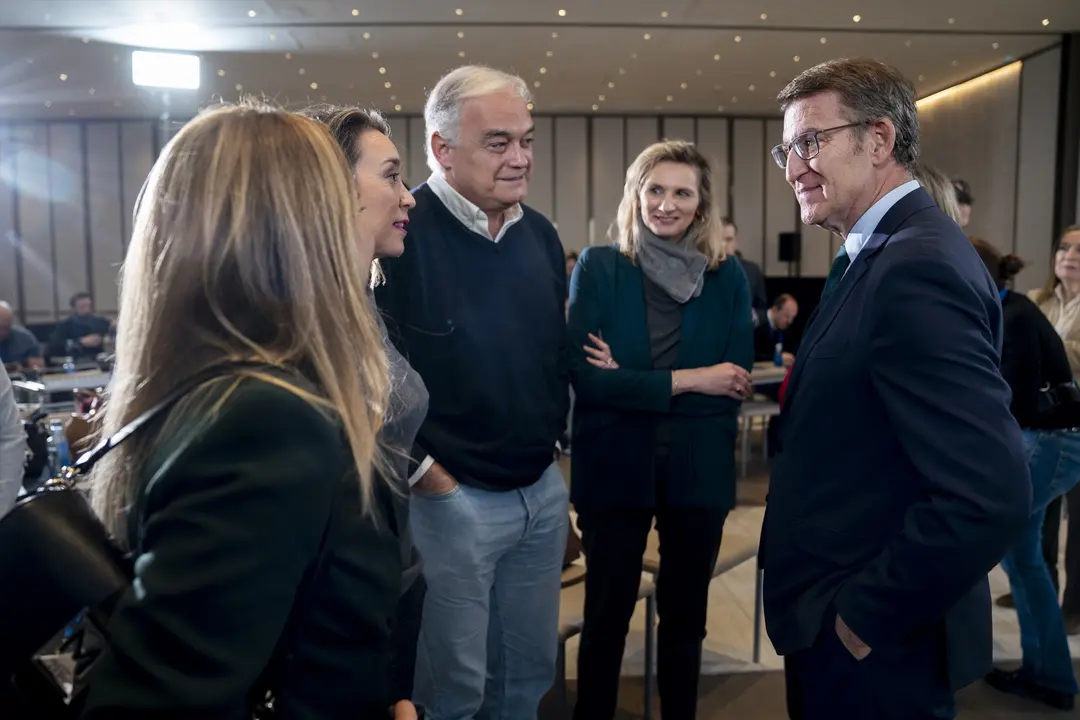 El presidente del Partido Popular, Alberto N&uacute;&ntilde;ez Feij&oacute;o (1d), a su salida de una rueda de prensa junto a la portavoz del PP en el Congreso, Cuca Gamarra (2i) y el diputado del PP Esteban Gonz&aacute;lez Pons (3i). EP / A. P&eacute;rez Meca