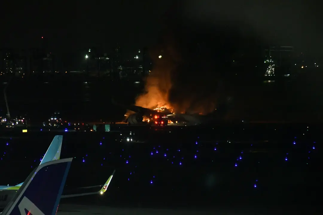 Vista del avi&oacute;n de Japan Airlines envuelto en llamas. EP / Yue Chenxing