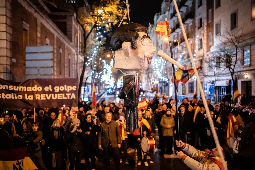 Decenas de personas celebraron la entrada del a&ntilde;o nuevo en la calle Ferraz. EP / Diego Radam&eacute;s