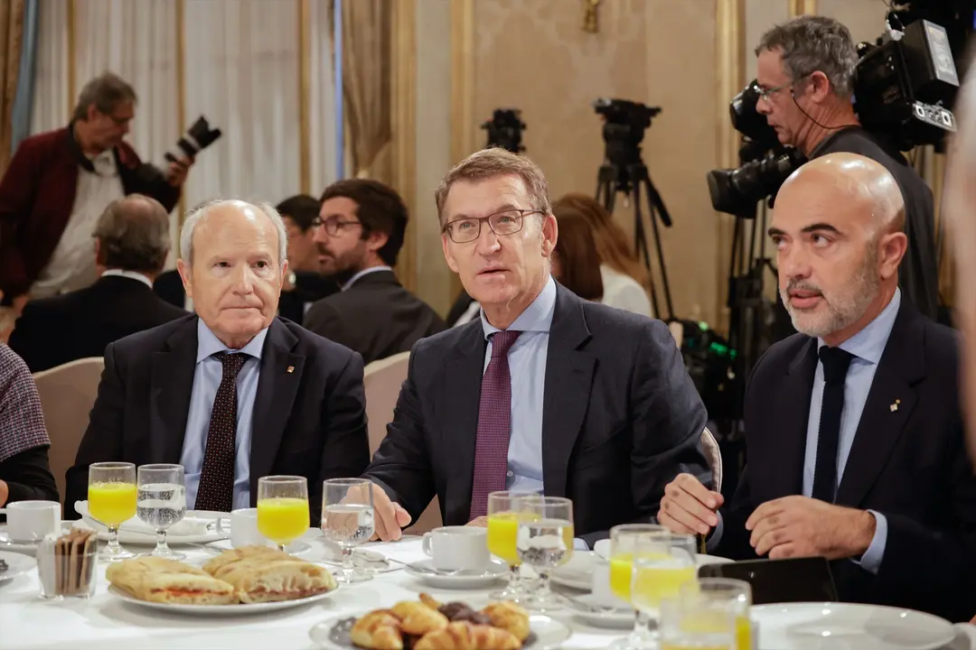 (I-D) El expresidente de la Generalitat de Catalunya Jos&eacute; Montilla Aguilera; el presidente del PP, Alberto N&uacute;&ntilde;ez Feij&oacute;o y el concejal del PP Daniel Sirera. EP / Kike Rinc&oacute;n / Archivo