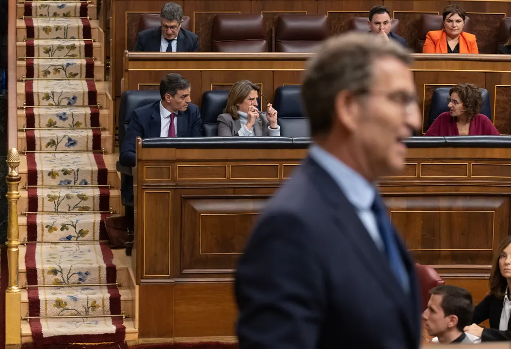 El presidente del PP, Alberto N&uacute;&ntilde;ez Feij&oacute;o y detr&aacute;s, de (i-d), el presidente del Gobierno, Pedro S&aacute;nchez; la vicepresidenta tercera y ministra de Transici&oacute;n Ecol&oacute;gica y el Reto Demogr&aacute;fico y la ministra de Hacienda, Mar&iacute;a Jes&uacute;s Montero. EP / Eduardo Parra