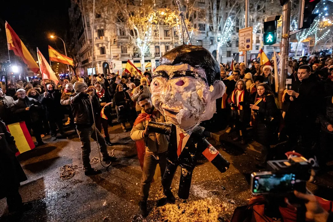 Decenas de personas celebraron la entrada del a&ntilde;o nuevo en la calle Ferraz. EP / Diego Radam&eacute;s