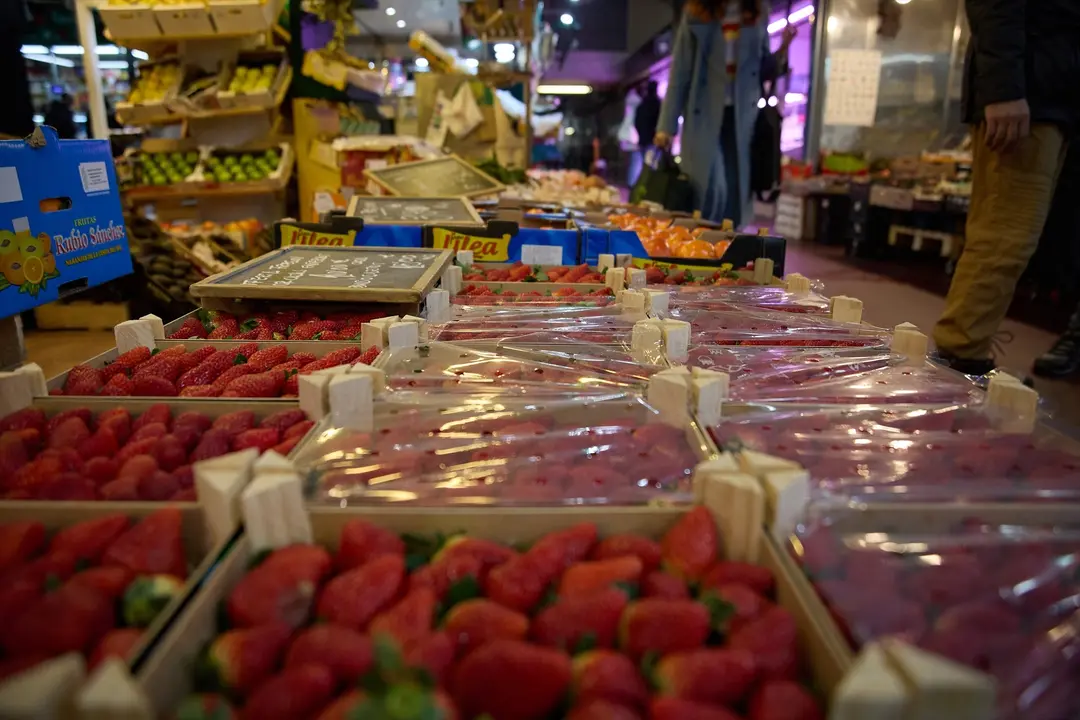 Fresas en un expositor de una fruter&iacute;a. EP / Jes&uacute;s Hell&iacute;n
