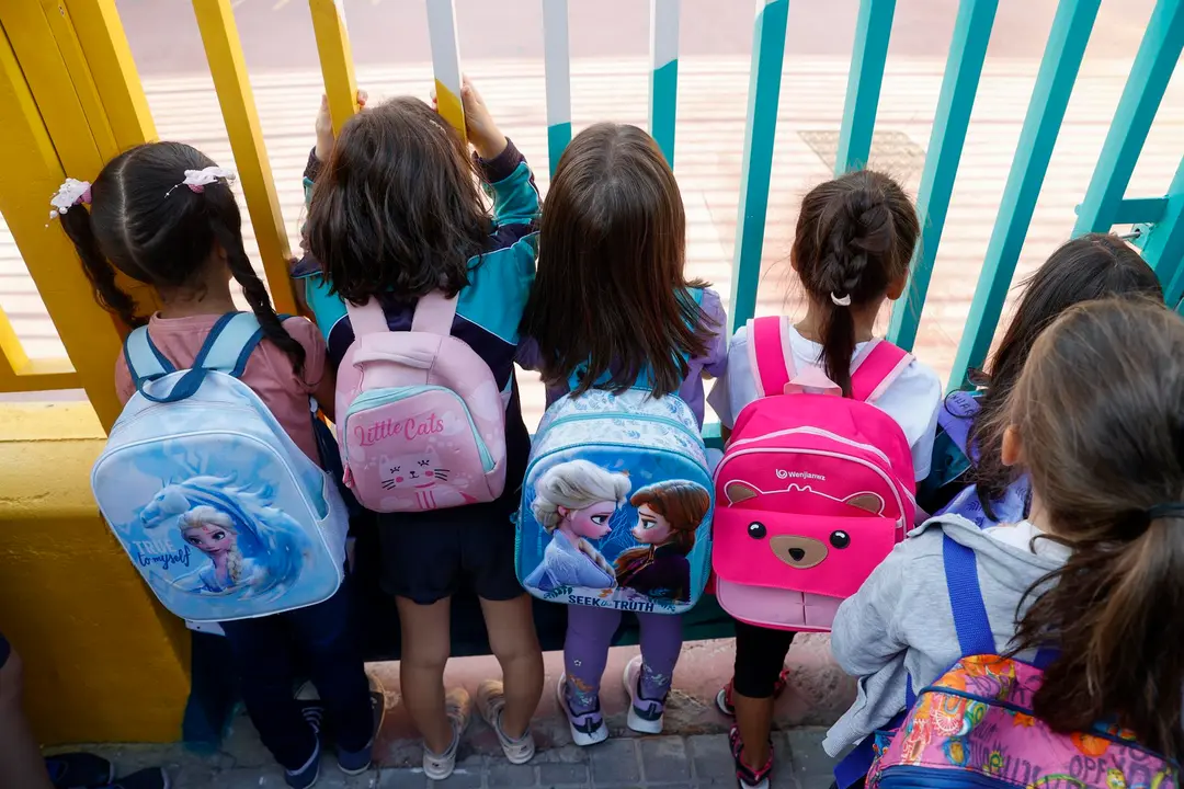 Varios ni&ntilde;os esperan la apertura de puertas de un colegio. / Juan Carlos Hidalgo