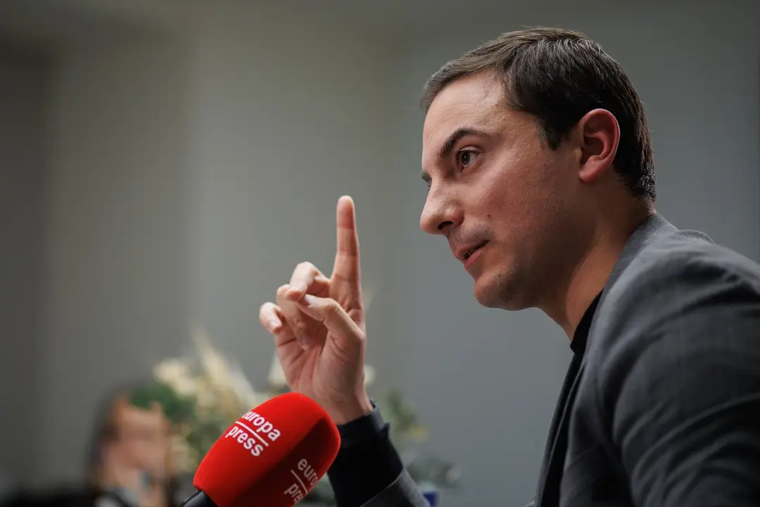 El portavoz del PSOE en la Asamblea de Madrid, Juan Lobato, durante una entrevista. EP / Alejandro Mart&iacute;nez V&eacute;lez