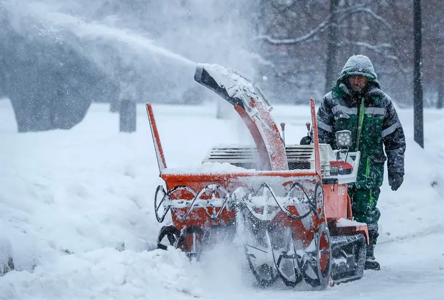 Un trabajador municipal retira nieve en Mosc&uacute;, donde se espera que las temperaturas bajen a menos 24 grados cent&iacute;grados. EFE / Yuri kochetkov