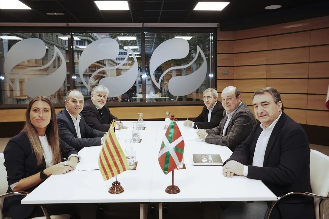 Dirigentes de Junts y el PNV en una reuni&oacute;n sostenida el pasado 24 de noviembre. EP / H. Bilbao