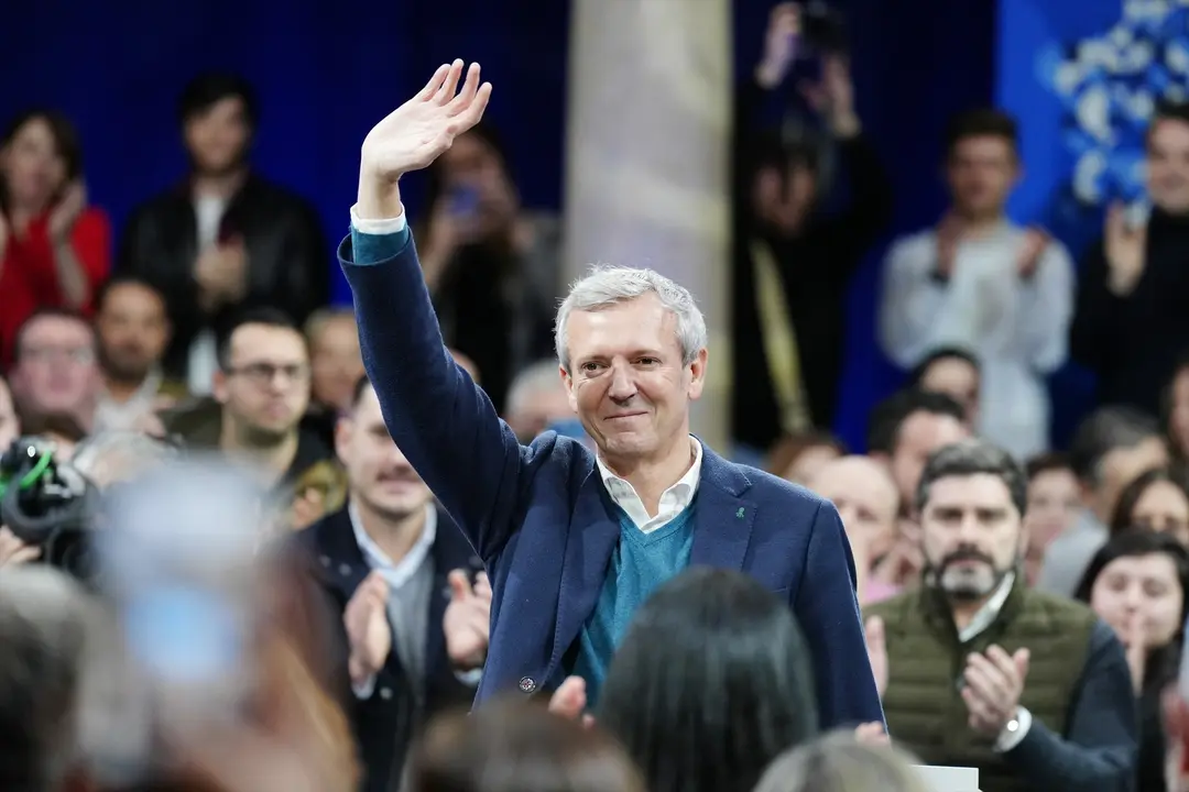 El presidente de la Xunta, Alfonso Rueda, saluda durante el acto de proclamaci&oacute;n como candidato del PP a la Xunta de Galicia. EP / &Aacute;lvaro Ballesteros