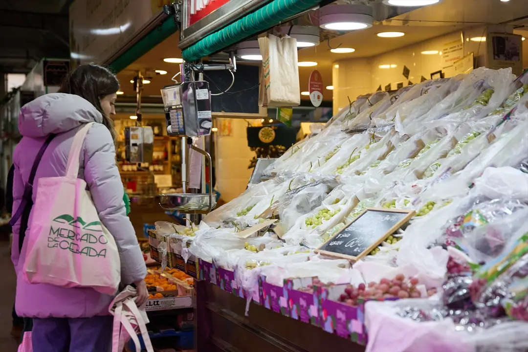 Una mujer realiza sus compra en un mercado. EP / Jes&uacute;s Hell&iacute;n