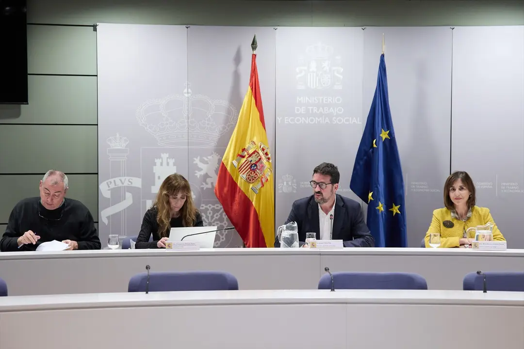 El secretario de Estado de Trabajo, Joaqu&iacute;n P&eacute;rez Rey (2d), durante una reuni&oacute;n del Ministerio de Trabajo con los sindicatos y la CEOE. EP / Jes&uacute;s Hell&iacute;n