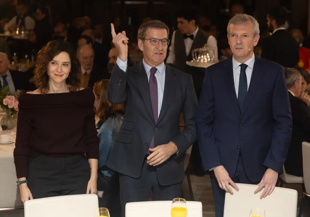 (I-D) La presidenta de la Comunidad de Madrid, Isabel D&iacute;az Ayuso; el l&iacute;der del PP, Alberto N&uacute;&ntilde;ez Feij&oacute;o y el candidato del PP a las elecciones gallegas, Alfonso Rueda. EP / Eduardo Parra