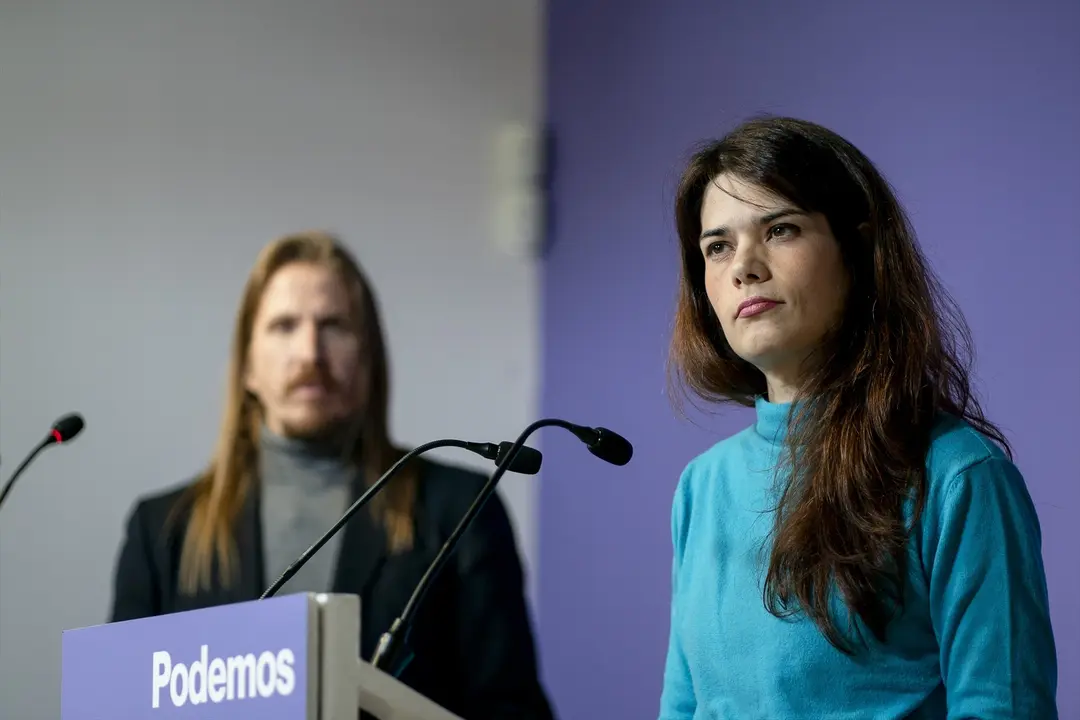 El portavoz de Podemos, Pablo Fern&aacute;ndez y la portavoz Isabel Serra, durante una rueda de prensa. EP / A. P&eacute;rez Meca