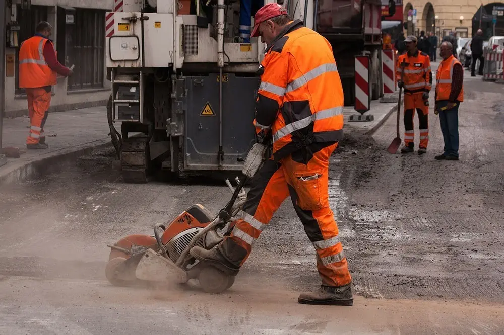 Un operario trabajando en la calle. EP
