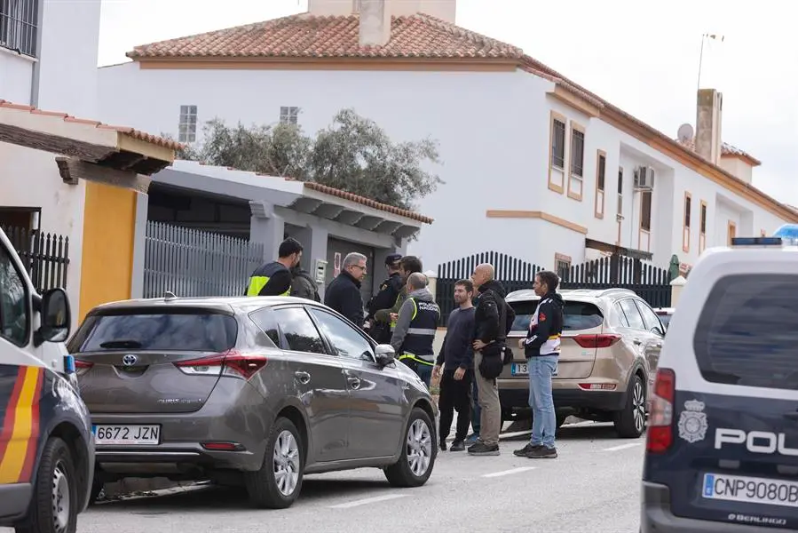 La mujer y el hombre que han sido hallados muertos este viernes en Torre del Mar, localidad que pertenece al municipio de V&eacute;lez M&aacute;laga, eran pareja. EFE / Carlos D&iacute;az