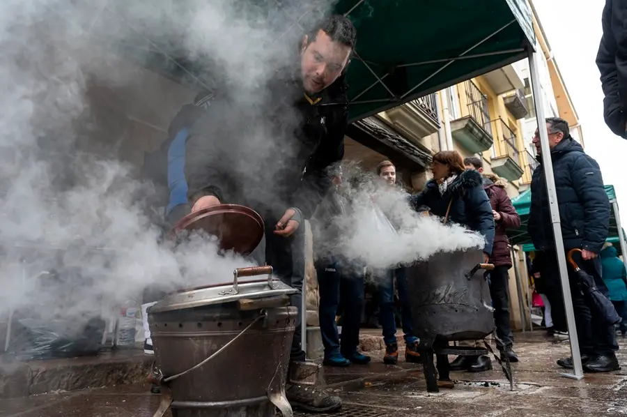 San Sebasti&aacute;n vuelve a obrar el &ldquo;milagro&rdquo; en Reinosa y el agua se vuelve vino