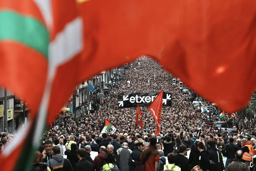 Cientos de personas durante una manifestaci&oacute;n en Bilbao. EP /  H.Bilbao