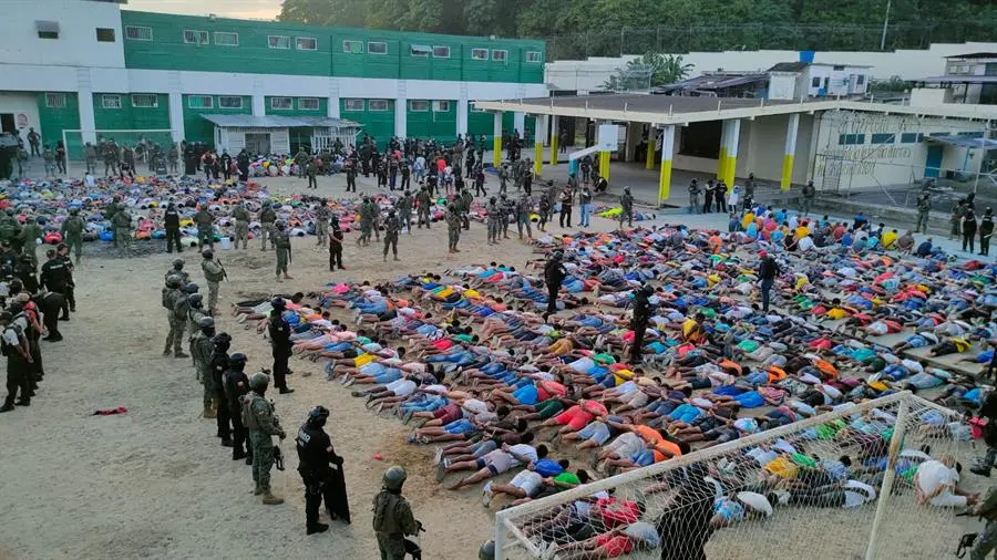 agentes de la Polic&iacute;a y el Ej&eacute;rcito mientras intervienen hoy una c&aacute;rcel en Esmeraldas (Ecuador). / EFE