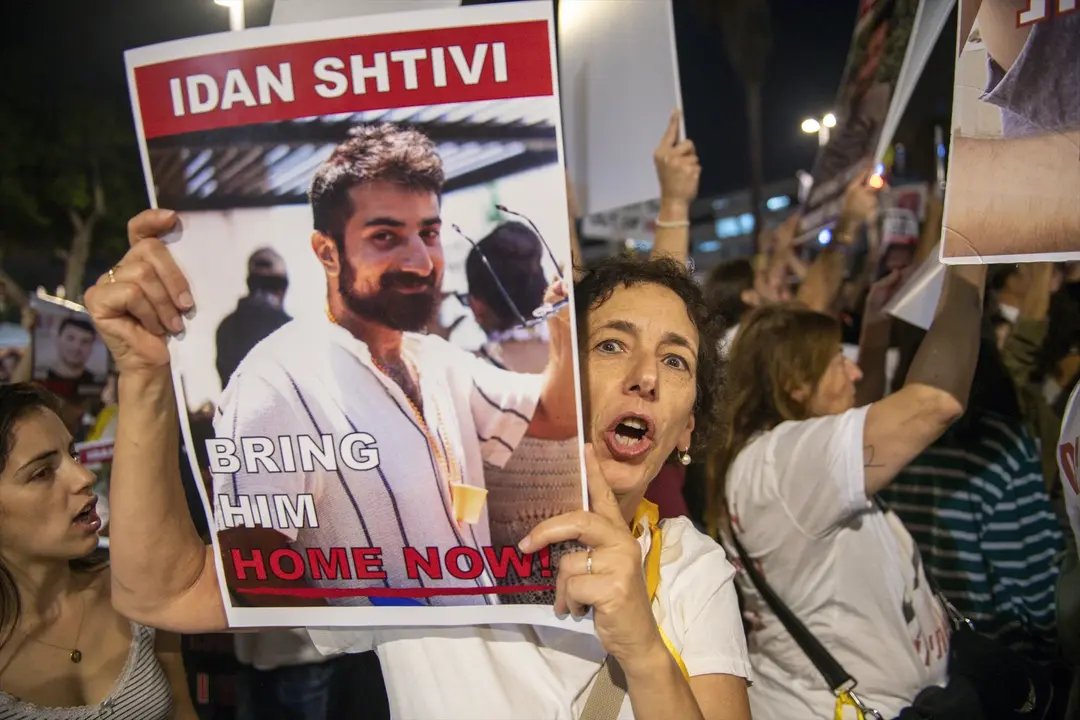 Una mujer porta un cartel con una fotograf&iacute;a de uno de los secuestrados por Ham&aacute;s el pasado 7 de octubre. EP / Israel Fuguemann