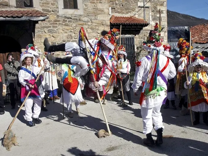 S03. VALLE DE POLACIONES (CANTABRIA), 09/02/08.- Un integrante del carnaval de los zamarrones realiza un salto monta&Ograve;&Egrave;s en uno de los pueblos de Polaciones por lo que transcurre esta tradici&Ucirc;n popular. EFE/Esteban Cobo