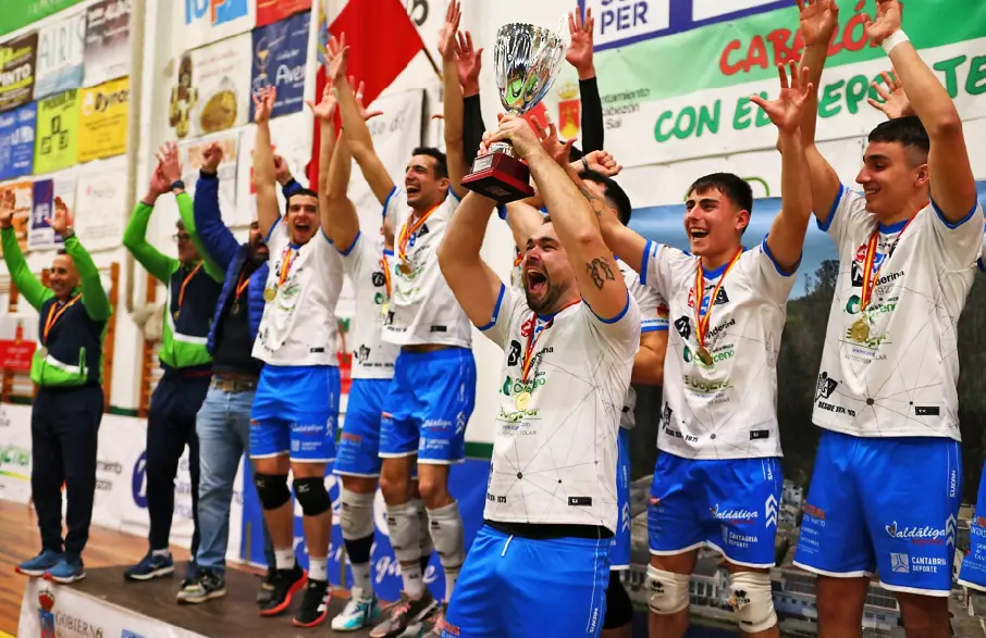 Los jugadores celebran la victoria. / alerta