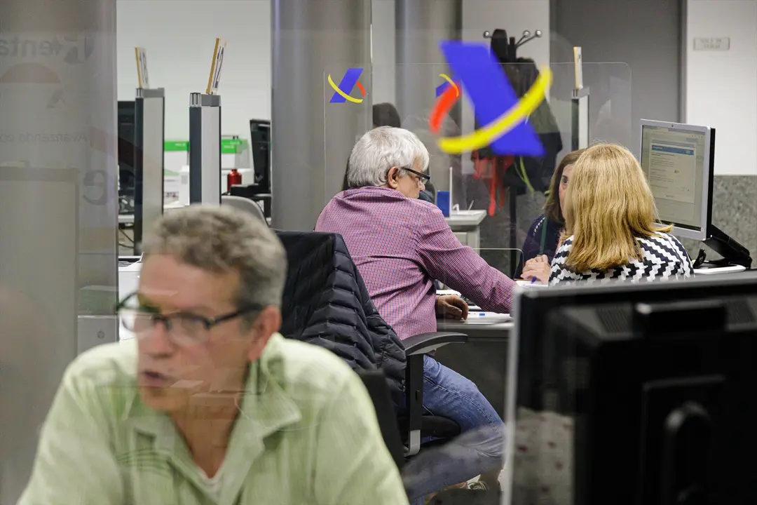Varias personas son atendidas en la Agencia Tributaria. EP / Carlos Luj&aacute;n / Archivo