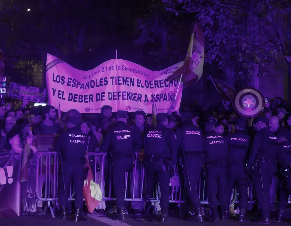 Decenas de personas durante una concentraci&oacute;n en contra de la amnist&iacute;a, frente a la sede del PSOE en la calle Ferraz. EP / Archivo