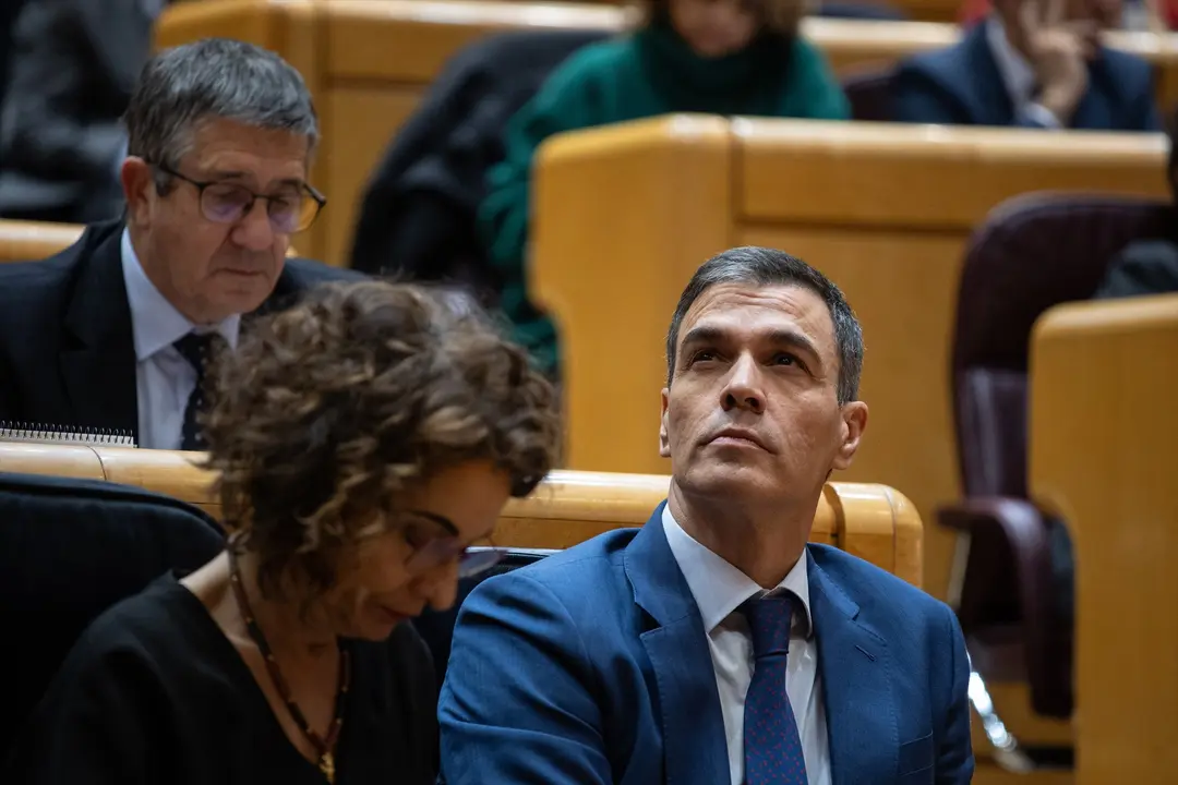 La vicepresidenta primera y ministra de Hacienda, Mar&iacute;a Jes&uacute;s Montero y el presidente del Gobierno, Pedro S&aacute;nchez, durante un pleno del Congreso de los Diputados. EP / Alejandro Mart&iacute;nez V&eacute;lez