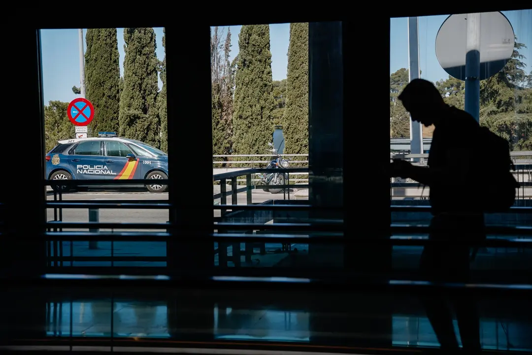 Un veh&iacute;culo de la Polic&iacute;a Nacional  en el aeropuerto Adolfo Su&aacute;rez, Madrid-Barajas. EP / Archivo