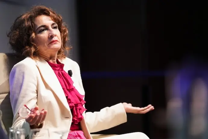 La vicepresidenta primera del Gobierno y ministra de Hacienda, Mar&iacute;a Jes&uacute;s Montero (c), durante su participaci&oacute;n en los Encuentros SER, a 12 de enero del 2024 en Sevilla (Andaluc&iacute;a, Espa&ntilde;a).
Mar&iacute;a Jos&eacute; L&oacute;pez / Europa Press
12/1/2024