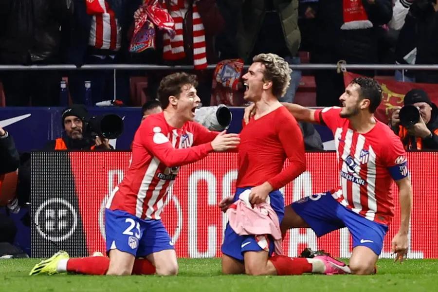 El delantero del Atl&eacute;tico de Madrid Antoine Griezmann (c) celebra su gol, tercero del equipo, durante el partido de octavos de final de la Copa del Rey de f&uacute;tbol entre Atl&eacute;tico de Madrid y Real Madrid, este jueves en el estadio C&iacute;vitas Metropolitano. EFE/Rodrigo Jim&eacute;nez