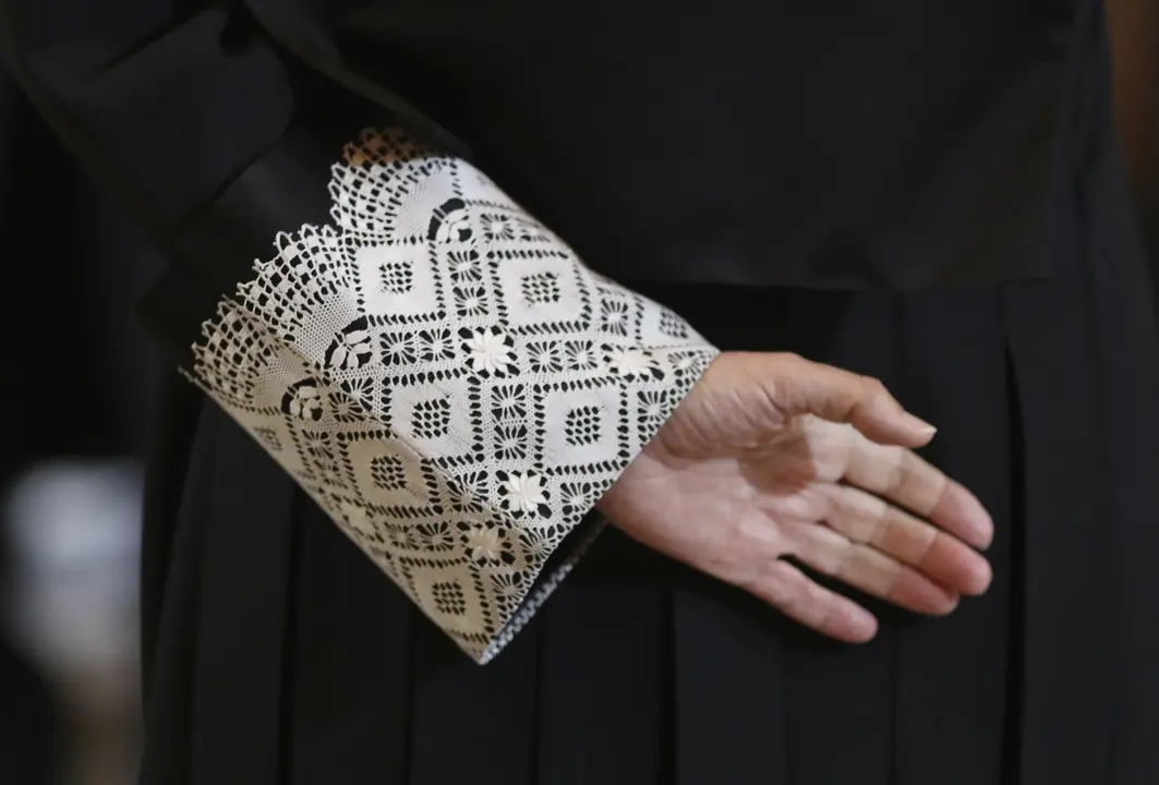 Imagen de la mano de un juez, con la toga negra que visten en las vistas orales. EP / Eduardo Parra