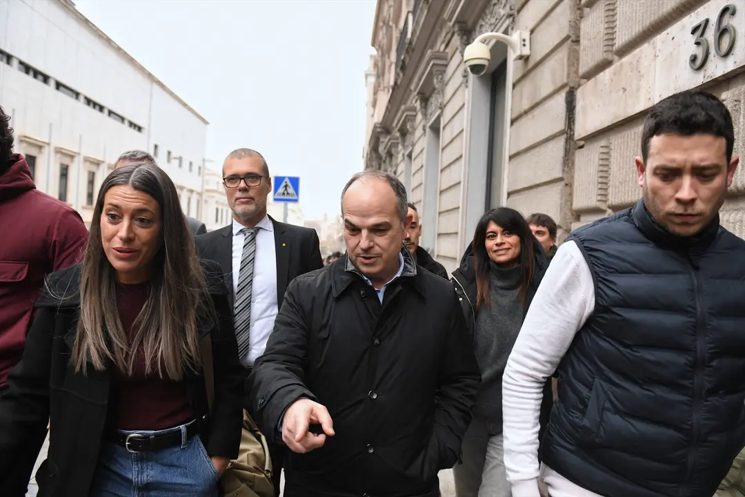 (I-D) La portavoz de Junts en el Congreso, Miriam Nogueras; el diputado de Junts Josep Maria Cruset y el secretario general de Junts per Catalunya, Jordi Turull. EP / Fernando S&aacute;nchez