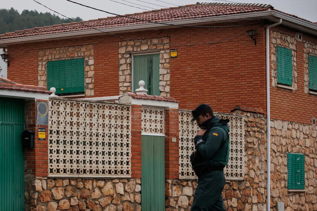 Fachada de la casa donde han hallado a tres hermanos ancianos asesinados y quemados. EP / Alejandro Mart&iacute;nez V&eacute;lez